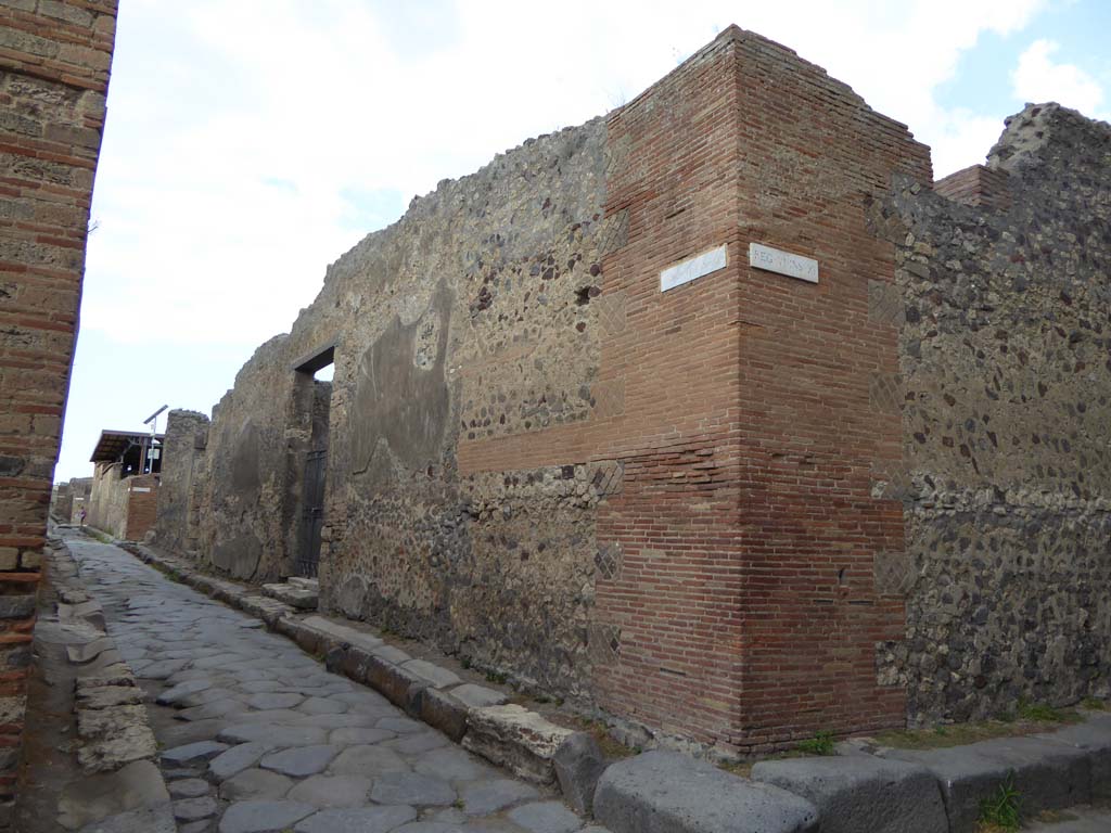 Vicolo di Mercurio, north side, Pompeii. September 2017. 
Looking west along front facade of VI.11, from junction with Vicolo del Labirinto, on right.
Foto Annette Haug, ERC Grant 681269 DÉCOR
