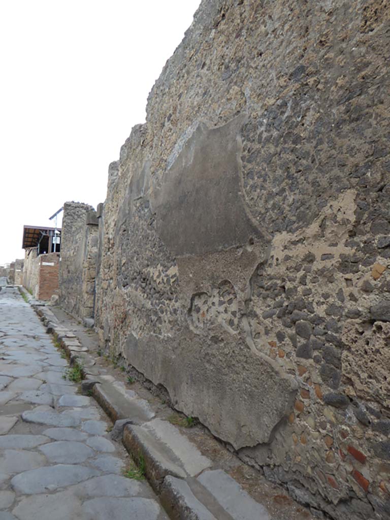 VI.11.10 Pompeii. September 2017. 
Looking west along front facade from entrance doorway, on right, with VI.11.9, entrance doorway, centre left.
Foto Annette Haug, ERC Grant 681269 DÉCOR
