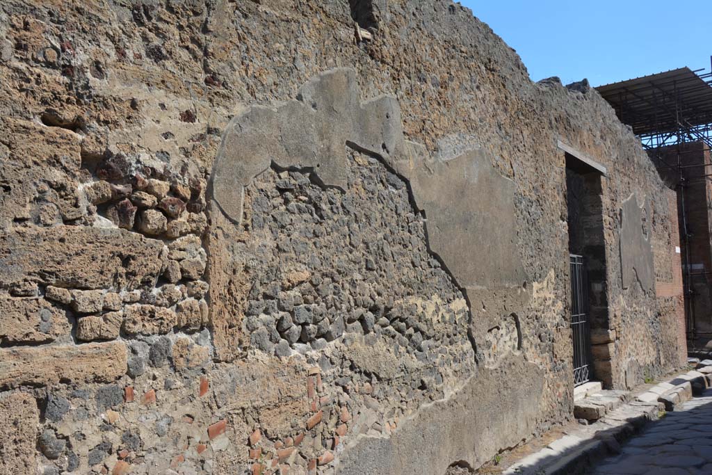 VI.11.10 Pompeii. July 2017. 
Looking east along front façade towards entrance doorway, and junction with Vicolo del Labirinto, on right.
Foto Annette Haug, ERC Grant 681269 DÉCOR
