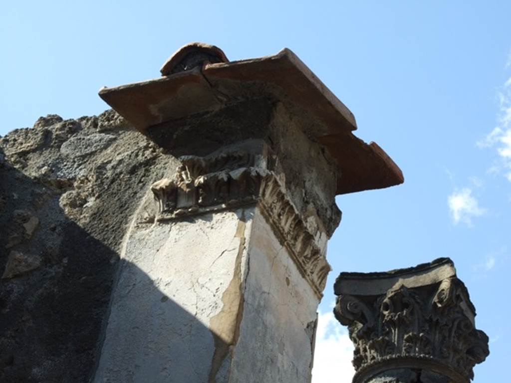 VI.11.10 Pompeii. October 2017. 
West side of vestibule, looking south towards detail of stucco capital decoration.
Foto Annette Haug, ERC Grant 681269 DÉCOR
