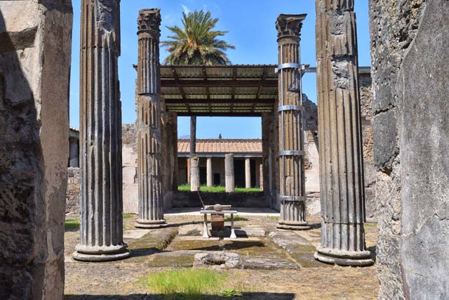 VI.11.10 Pompeii. April 2017. Tetrastyle atrium with Impluvium and marble table.  
Photo courtesy of Dr Paul J. Turner.
