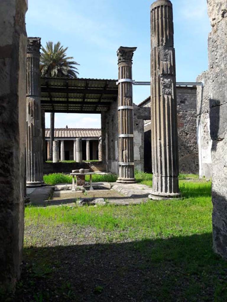 VI.11.10 Pompeii. October 2017. Cistern mouth on south side of impluvium in atrium.
Foto Annette Haug, ERC Grant 681269 DÉCOR

