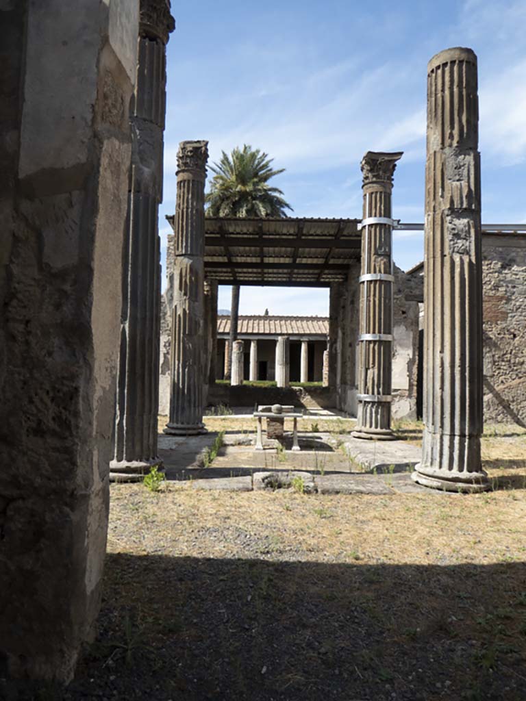 VI.11.10 Pompeii. October 2017. Cistern mouth on north side of impluvium in atrium, looking west.
Foto Annette Haug, ERC Grant 681269 DÉCOR
