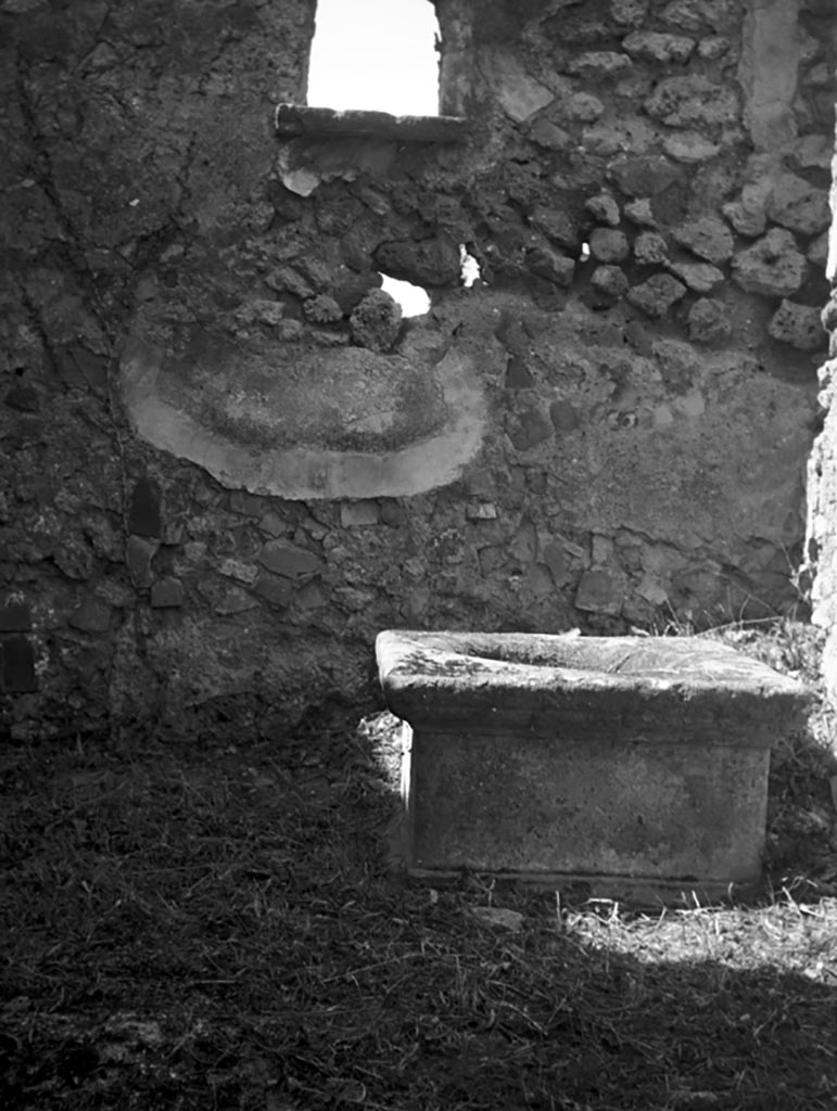 231655 Bestand-D-DAI-ROM-W.1504.jpg
VI.11.14 Pompeii. W1504. Hearth in kitchen.
Photo by Tatiana Warscher. With kind permission of DAI Rome, whose copyright it remains. 
See http://arachne.uni-koeln.de/item/marbilderbestand/231655 
