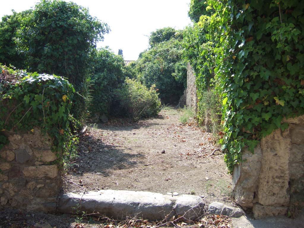 VI.11.17 Pompeii. December 2018. 
Looking north from peristyle area towards room on north side of entrance doorway, on right. Photo courtesy of Aude Durand.
