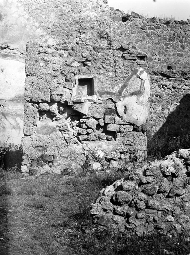 230812 Bestand-D-DAI-ROM-W.1494.jpg
VI.11.4-17 Pompeii. W1494. Interior wall with niche, between doorways to two rooms.
Photo by Tatiana Warscher. With kind permission of DAI Rome, whose copyright it remains. 
See http://arachne.uni-koeln.de/item/marbilderbestand/230812 
