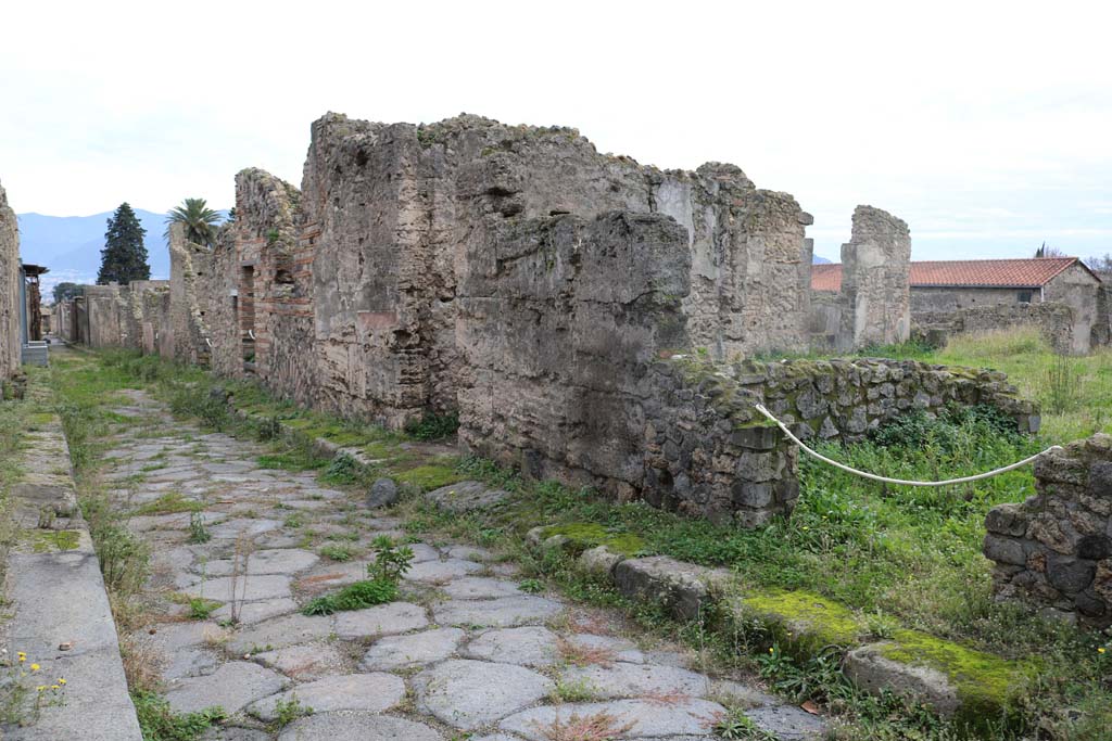 VI.11.20 Pompeii, on right. Looking south along west side of insula VI.11, on Vicolo del Labirinto. Photo courtesy of Aude Durand.

