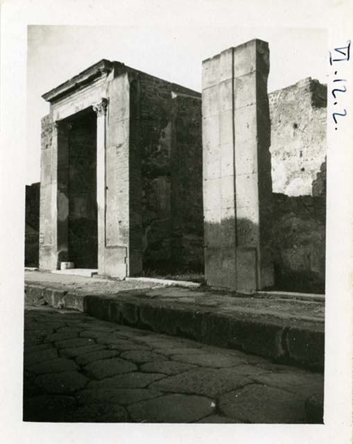 VI.12.2 Pompeii. 1957. Looking north to entrance doorway. Photo by Stanley A. Jashemski.
Source: The Wilhelmina and Stanley A. Jashemski archive in the University of Maryland Library, Special Collections (See collection page) and made available under the Creative Commons Attribution-Non Commercial License v.4. See Licence and use details.
J57f0408

