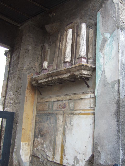 VI.12.2 Pompeii. October 2017. 
Entrance fauces/corridor, upper west wall with shelf and façade with small columns and a false door. 
Foto Taylor Lauritsen, ERC Grant 681269 DÉCOR.
