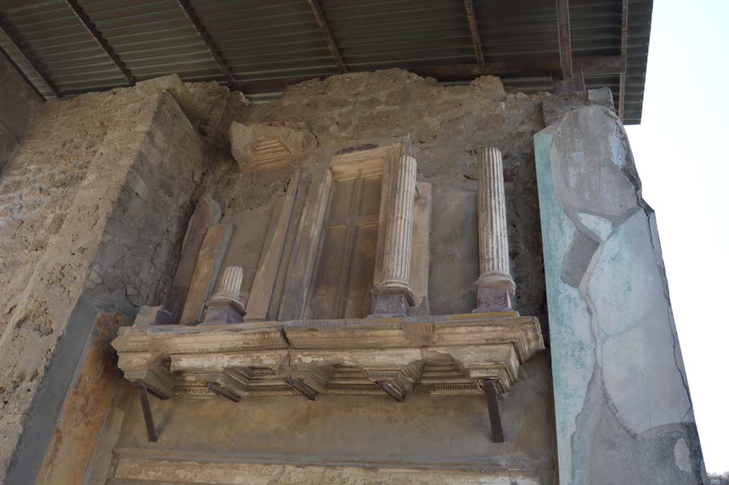 VI.12.2 Pompeii. May 2015. Entrance fauces, upper west wall with shelf and façade with small columns. Photo courtesy of Buzz Ferebee.