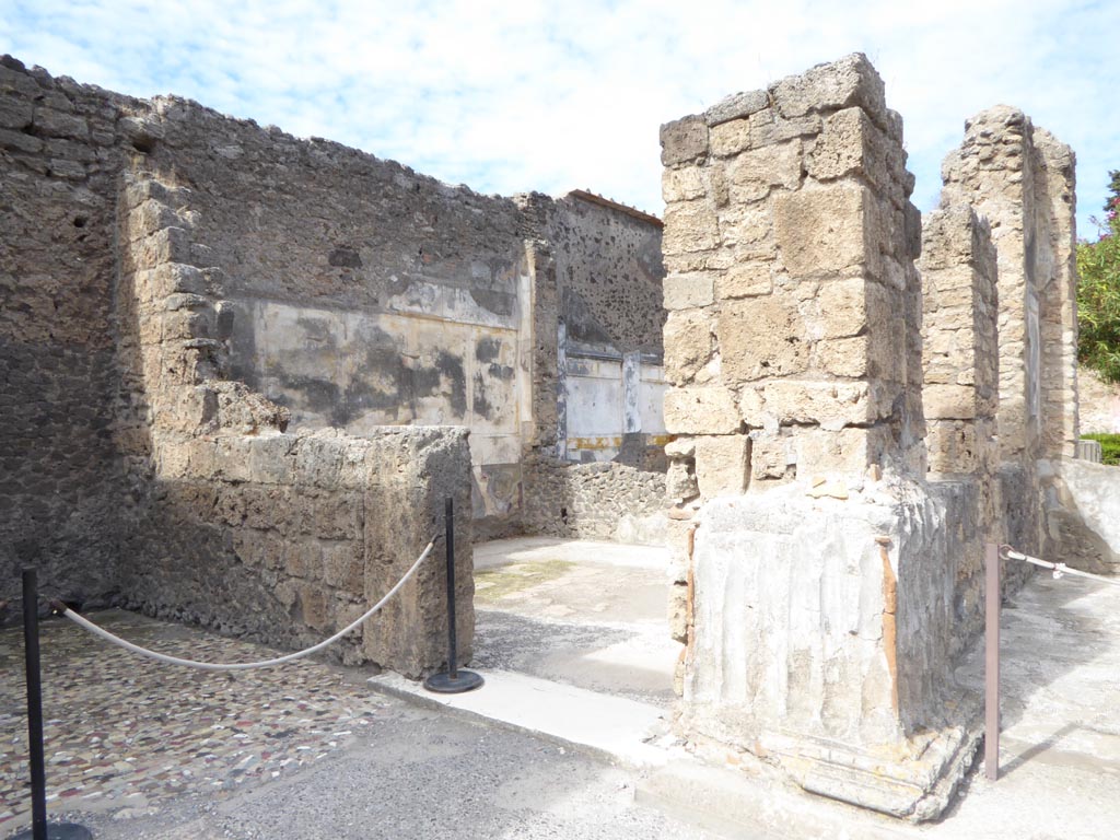 VI.12.2 Pompeii. September 2015. 
North-west corner of Primary Atrium, looking towards room 35, on west side of tablinum, on right. West Ala 29 is on the left
Foto Annette Haug, ERC Grant 681269 DÉCOR.
