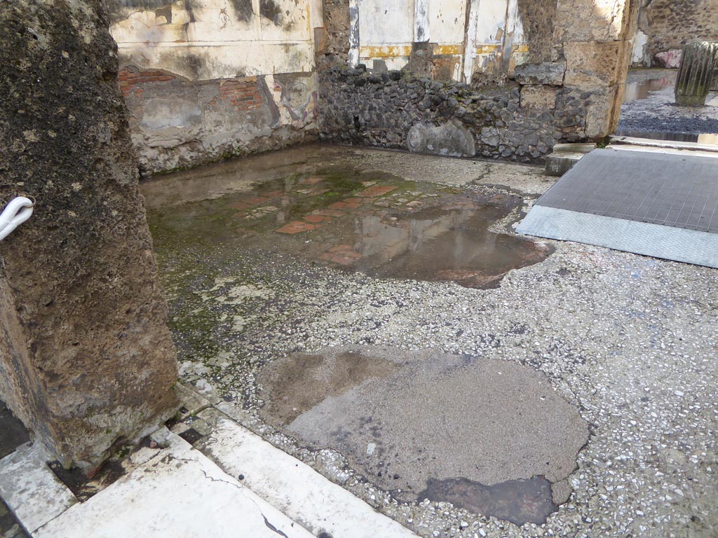 VI.12.2 Pompeii. January 2017. Room 35, looking north through doorway towards rear doorway to Middle Peristyle, on right.   
Foto Annette Haug, ERC Grant 681269 DÉCOR.
