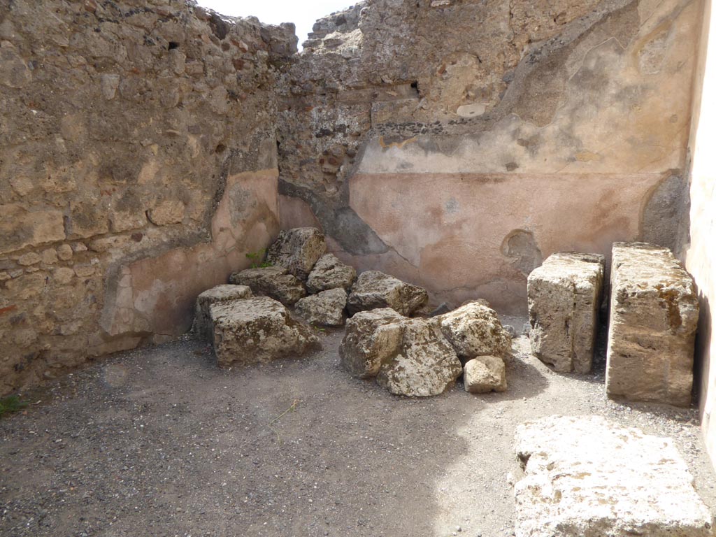 VI.12.2 Pompeii. September 2015. Room 5, looking towards west wall. 
Foto Annette Haug, ERC Grant 681269 DÉCOR.
