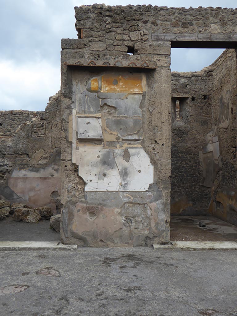 VI.12.2 Pompeii. September 2017. 
Detail of atrium wall on pilaster between rooms in south-west corner of Tuscan atrium. 
Foto Annette Haug, ERC Grant 681269 DÉCOR.
