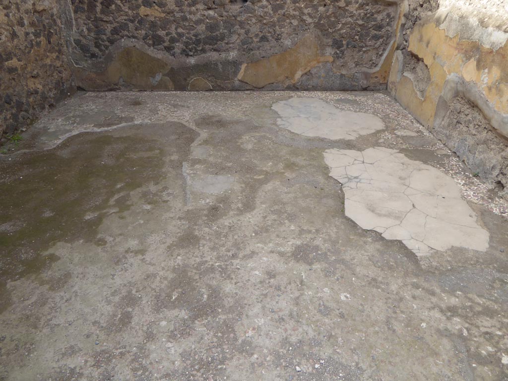 VI.12.2 Pompeii. September 2015. Room 31, looking west across flooring.
Foto Annette Haug, ERC Grant 681269 DÉCOR.
