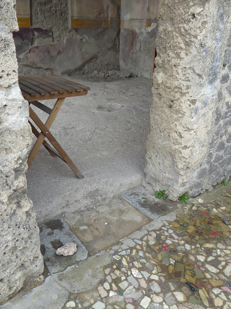 VI.12.2 Pompeii. September 2017. Looking south towards doorway threshold into room 32, from West Ala.
Foto Annette Haug, ERC Grant 681269 DÉCOR.
