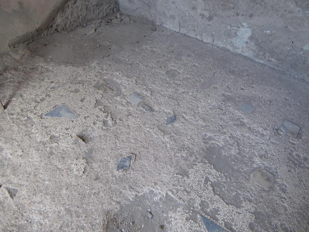 VI.12.2 Pompeii. September 2015. Room 32, remains of flooring. 
Foto Annette Haug, ERC Grant 681269 DÉCOR.
