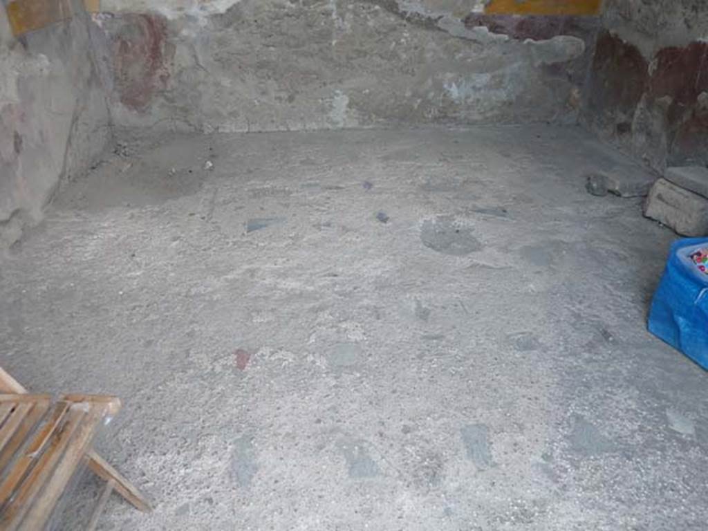 VI.12.2 Pompeii. September 2015. Floor of third room on west side of atrium.

 
