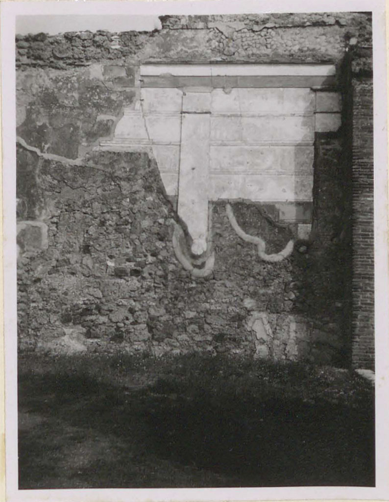 VI.12.2 Pompeii. Pre-1943. First Style decoration on east wall of rear peristyle.
See Warscher, T. (1946). Casa del Fauno, Swedish Institute, Rome. (p.49, n.69).
