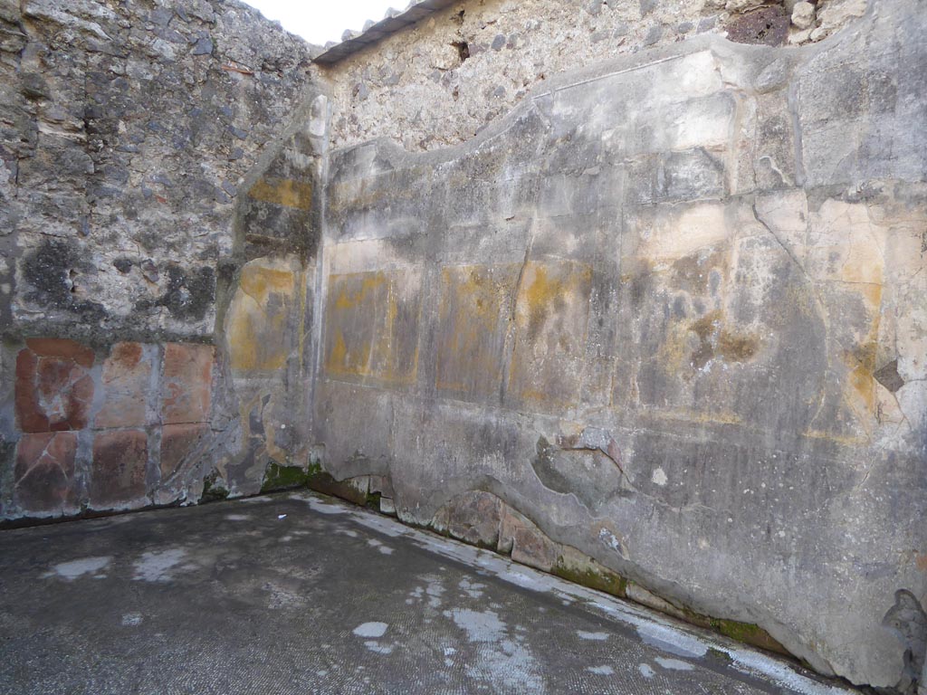 VI.12.2 Pompeii. January 2017. South-west corner and west wall of room on east side of corridor. 
Foto Annette Haug, ERC Grant 681269 DÉCOR.

