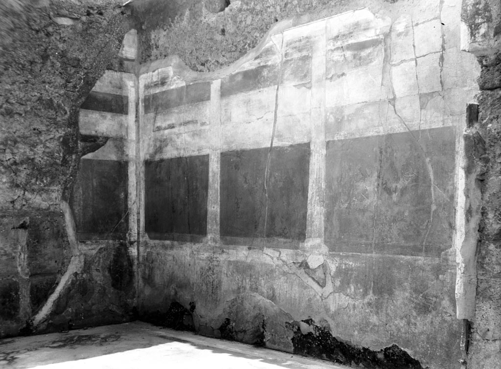 VI.12.2 Pompeii. W.1139. Looking towards south-west corner of room on east side of corridor between peristyles.
Photo by Tatiana Warscher. Photo © Deutsches Archäologisches Institut, Abteilung Rom, Arkiv. 
