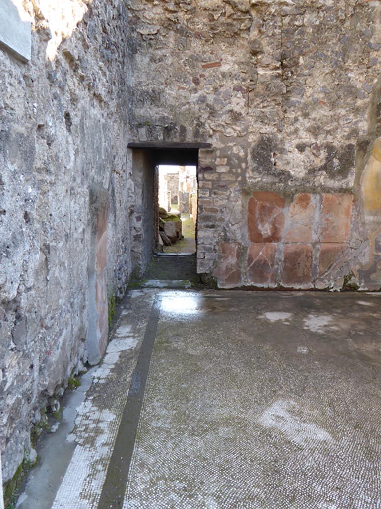 VI.12.2 Pompeii. January 2017. Looking through doorway in south wall.
Foto Annette Haug, ERC Grant 681269 DÉCOR.
