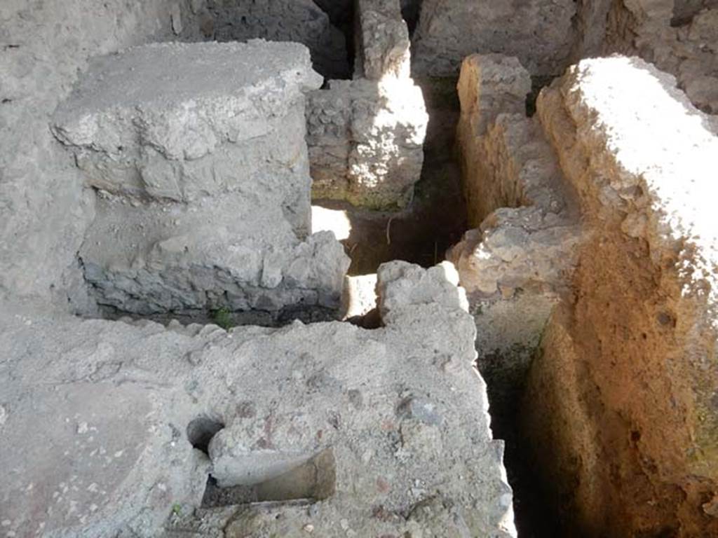 VI.12.2 Pompeii. May 2015. Suspensurae of a pre-existing caldarium below oecus in south-east corner of second or rear peristyle.    Photo courtesy of Buzz Ferebee. 
