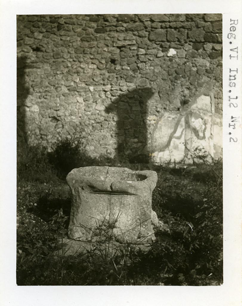 VI.12.2 Pompeii. Pre-1937-39. Puteal in second (rear) peristyle.
Photo courtesy of American Academy in Rome, Photographic Archive. Warsher collection no. 1040.
