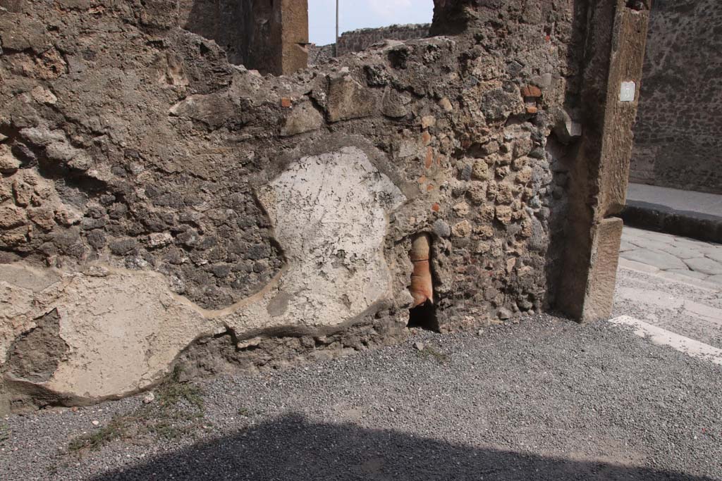 VI.12.3 Pompeii. September 2021. East wall of shop with down-pipe. Photo courtesy of Klaus Heese.