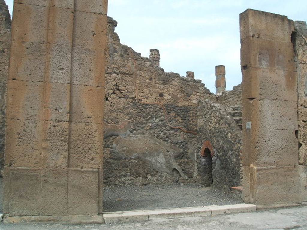 VI.12.4 Pompeii. May 2005. Entrance doorway, looking north from Via della Fortuna.