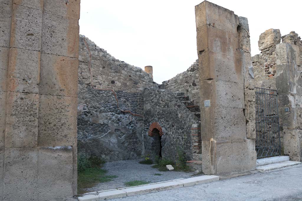 VI.12.4 Pompeii. December 2018. Entrance doorway, looking north-east on Via della Fortuna. Photo courtesy of Aude Durand.