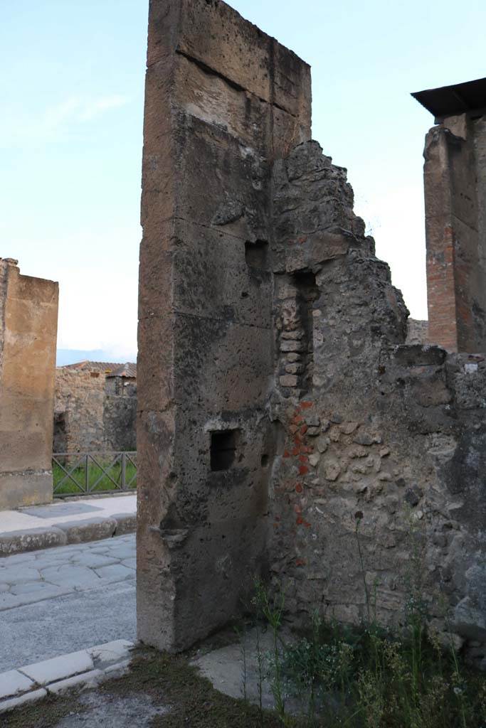 VI.12.4 Pompeii. December 2018. Looking towards south-west corner of shop. Photo courtesy of Aude Durand.