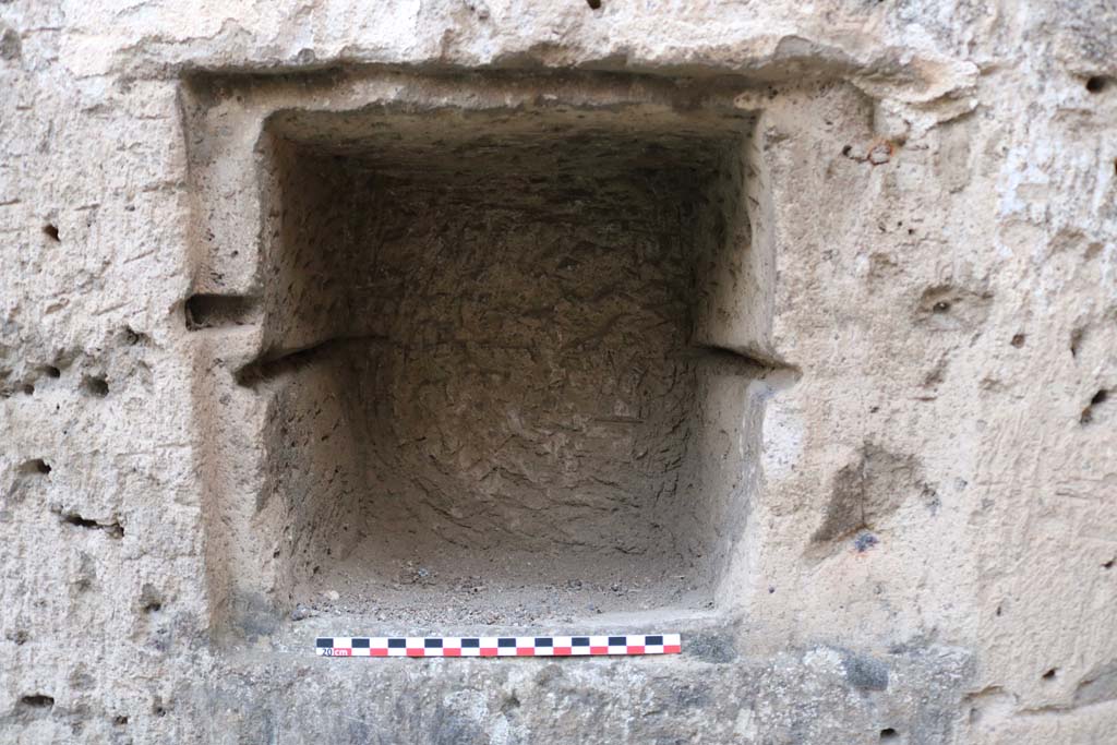 VI.12.4 Pompeii. December 2018. Detail of rectangular niche. Photo courtesy of Aude Durand.