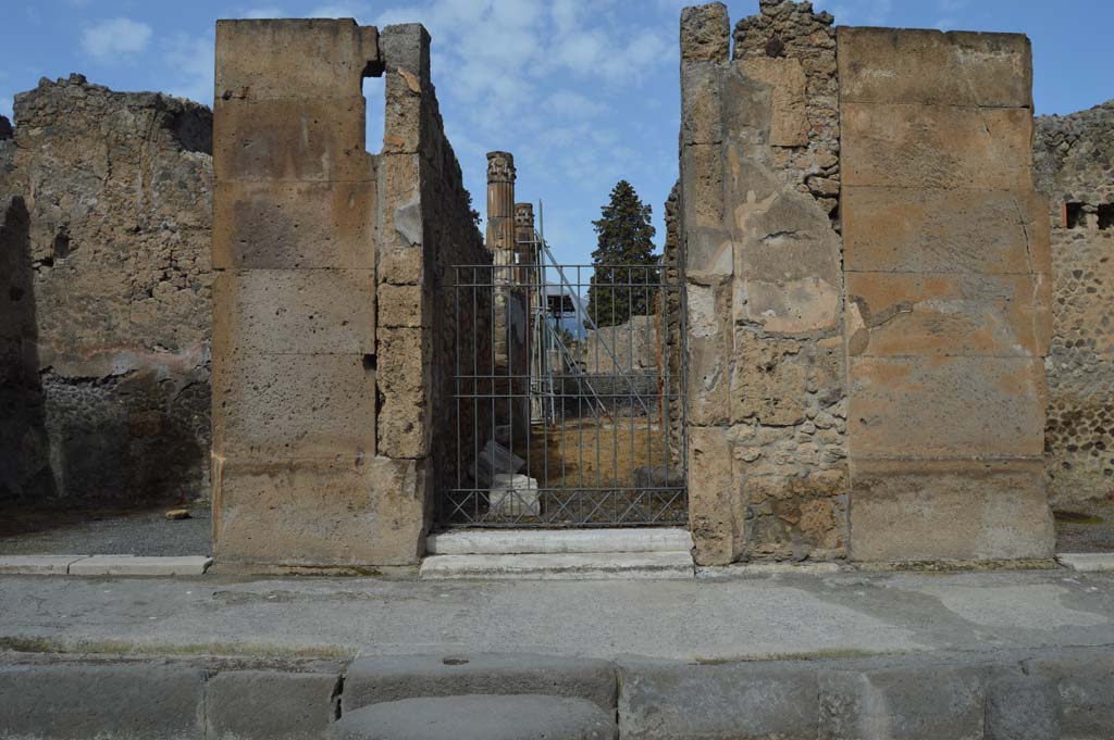 VI.12.5 Pompeii. March 2018. Looking north to entrance doorway. 
Foto Taylor Lauritsen, ERC Grant 681269 DÉCOR.
