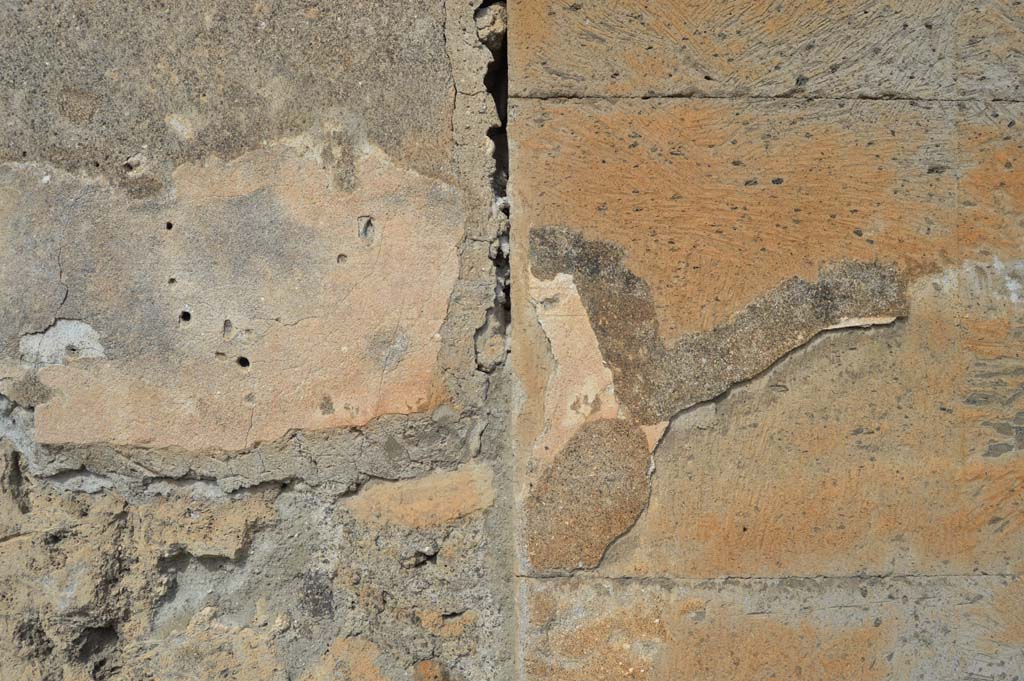 VI.12.5 Pompeii. March 2018. Looking north to detail of remaining plaster on east side of entrance doorway.
Foto Taylor Lauritsen, ERC Grant 681269 DÉCOR.

