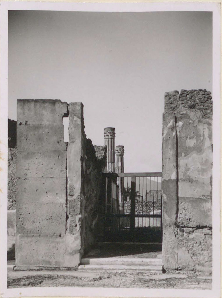VI.12.5 Pompeii. Pre-1943. Secondary entrance to Tetrastyle atrium.
See Warscher, T. (1946). Casa del Fauno, Swedish Institute, Rome. (p.7, n. 5).
