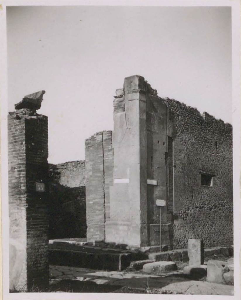 VI.12.6 Pompeii. Pre-1943. Looking across Via della Fortuna towards shop entrance, on left.
On the right is the Vicolo del Labirinto.
See Warscher, T. (1946). Casa del Fauno, Swedish Institute, Rome. (p.10).
