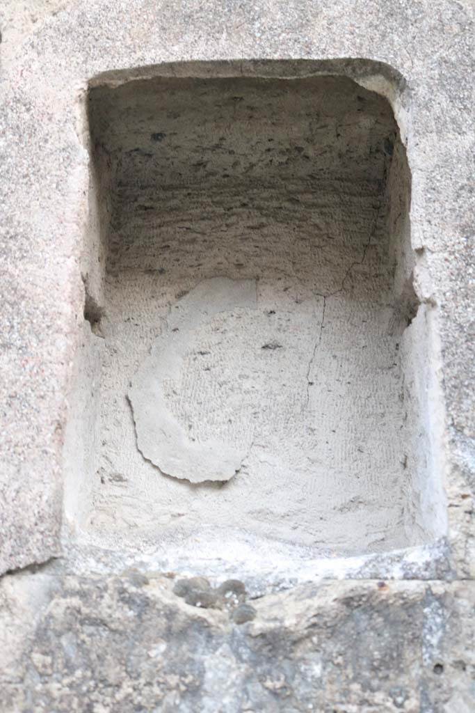 VI.12.6 Pompeii. December 2018. 
Niche set in lower south wall of shop. Photo courtesy of Aude Durand.
