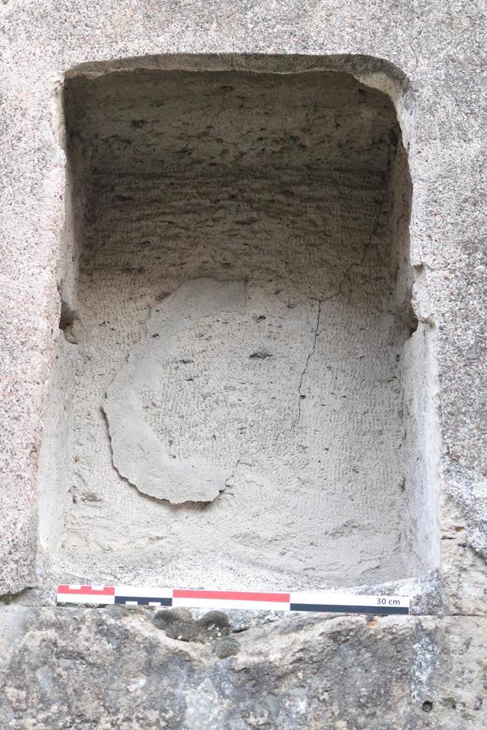 VI.12.6 Pompeii. December 2018. 
Detail of niche set in lower south wall of shop. Photo courtesy of Aude Durand.

