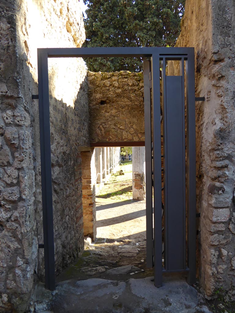 230769 Bestand-D-DAI-ROM-W.1154.jpg
VI.12.7 Pompeii. W.1154. Rear entrance doorway, posticum to Casa del Fauno.
Photo by Tatiana Warscher. With kind permission of DAI Rome, whose copyright it remains. 
See http://arachne.uni-koeln.de/item/marbilderbestand/230769 
