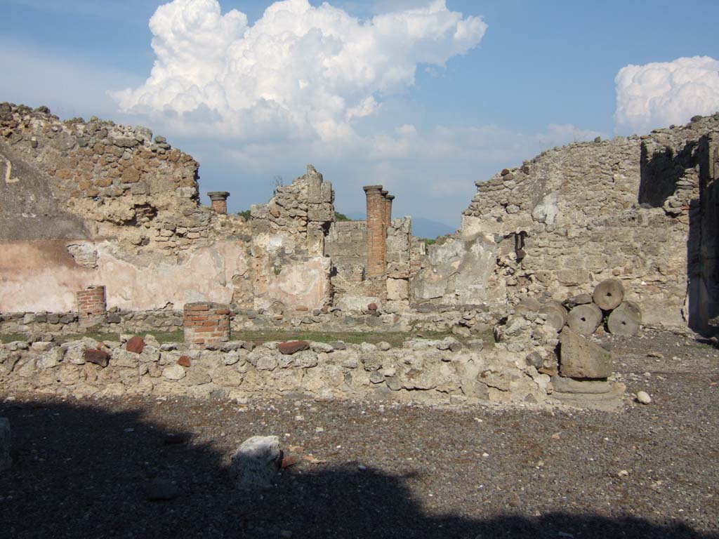 VI.13.2 Pompeii. September 2005. Looking east across peristyle.
