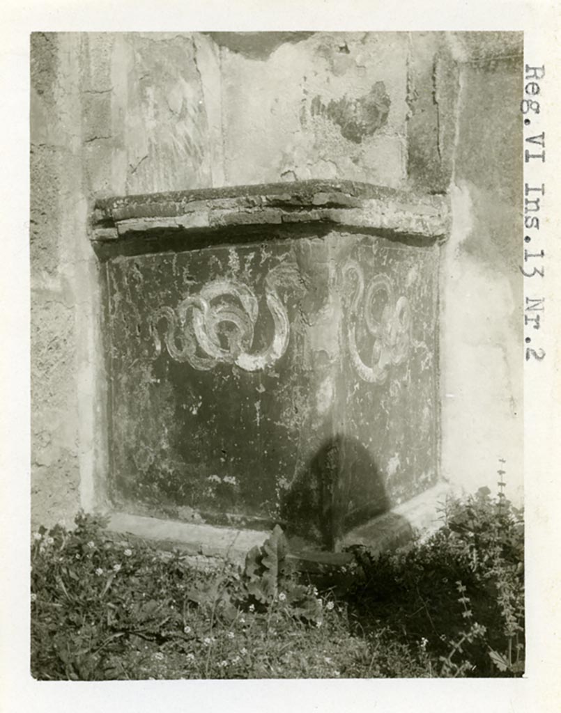 VI.13.2 Pompeii. 1937-39. Detail of the remains of the serpent formed in stucco relief.
Photo courtesy of American Academy in Rome, Photographic Archive. Warsher collection no. 584b

