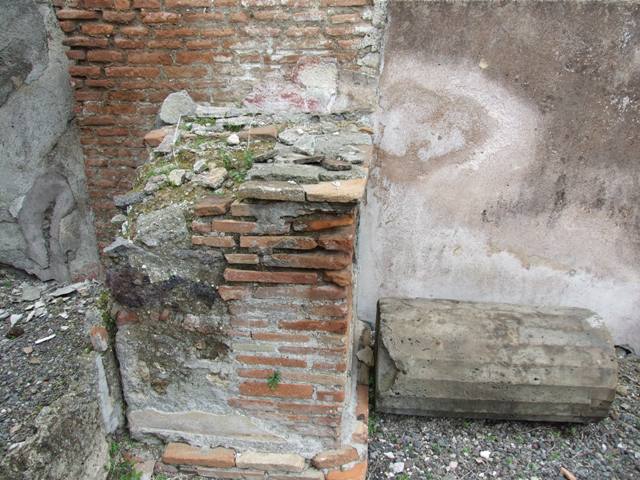 VI.13.2 Pompeii.  March 2009.  Altar and broken column.