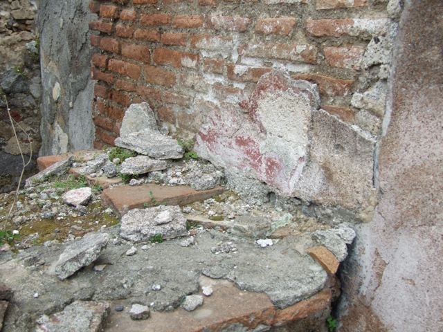 VI.13.2 Pompeii.  March 2009.  Top of Altar and remains of painted plaster on the rear wall.