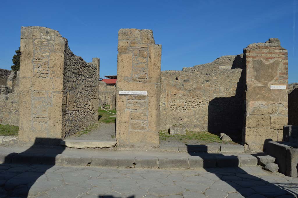 VI.13.6 Pompeii. October 2017. Looking north to entrance doorway on Via della Fortuna, with VI.13.7, on right.
Foto Taylor Lauritsen, ERC Grant 681269 DÉCOR.
