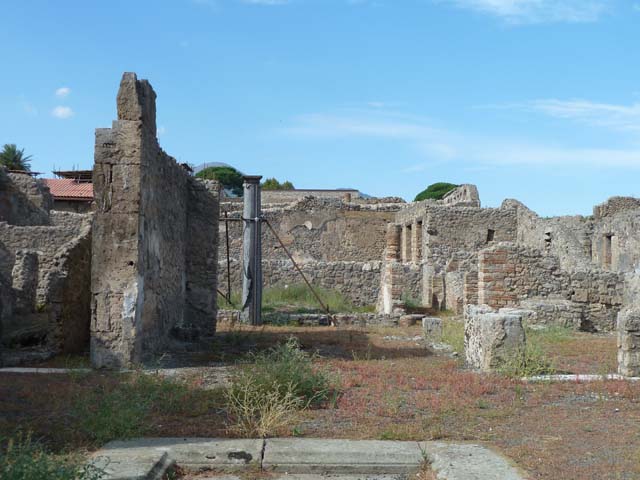 VI.13.6 Pompeii. September 2015. Peristyle area, at rear of tablinum, from entrance doorway.