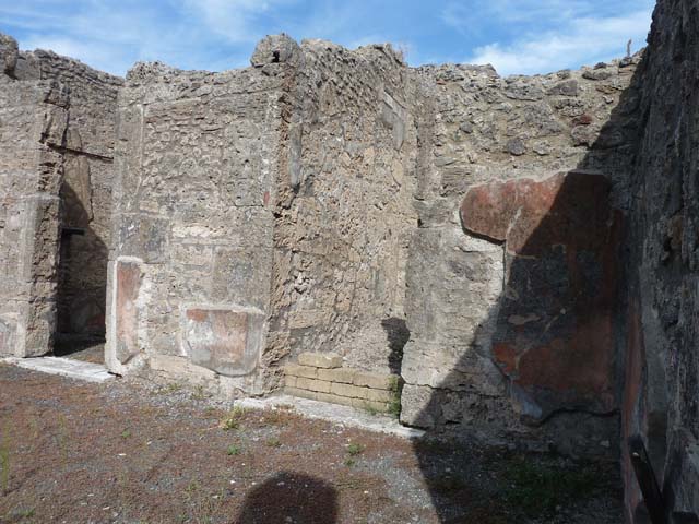 VI.13.6 Pompeii. September 2015. South-east corner of atrium, from entrance doorway.