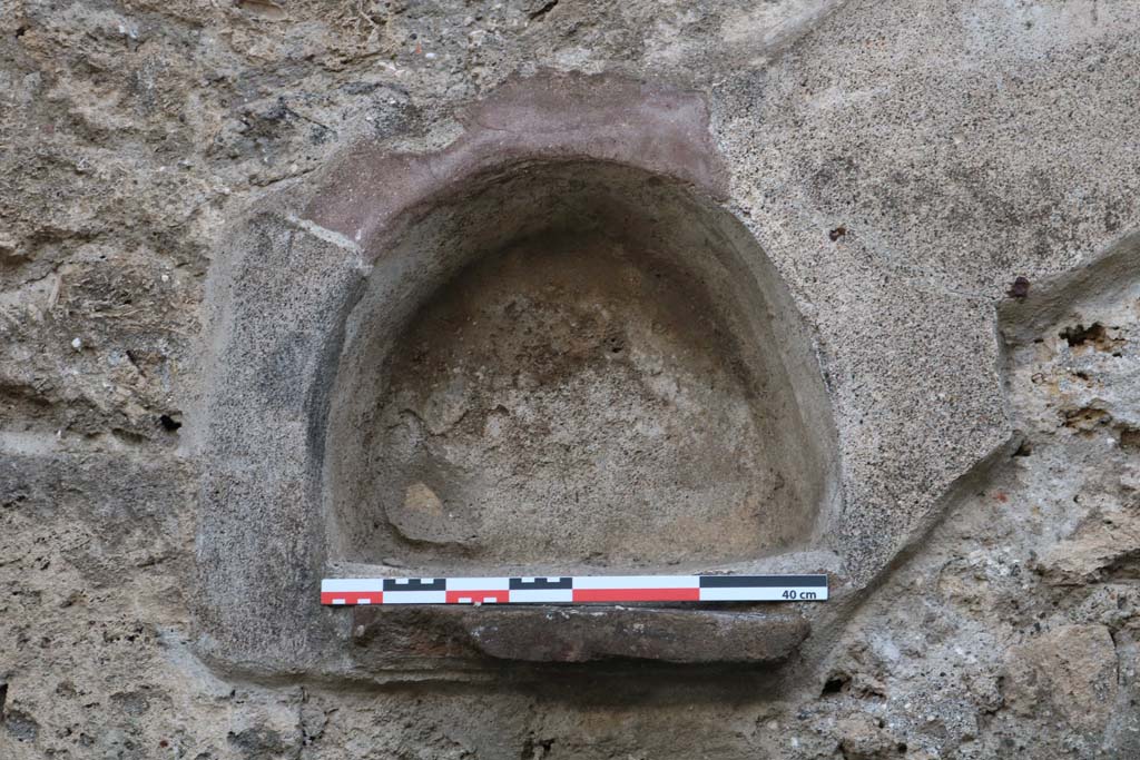 VI.13.7 Pompeii. December 2018. Detail of niche in west wall at south end. Photo courtesy of Aude Durand.