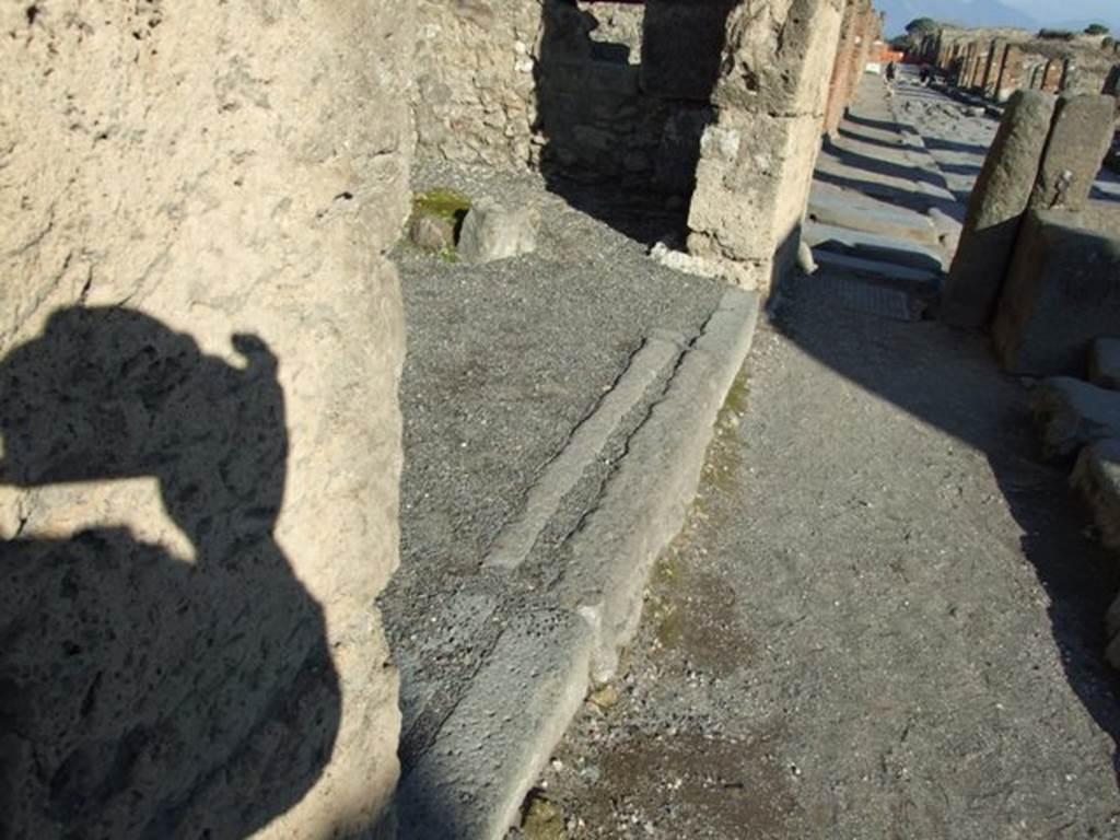 VI.13.7 Pompeii. December 2007. Looking east to sill/threshold at front entrance with groove for sliding doors.