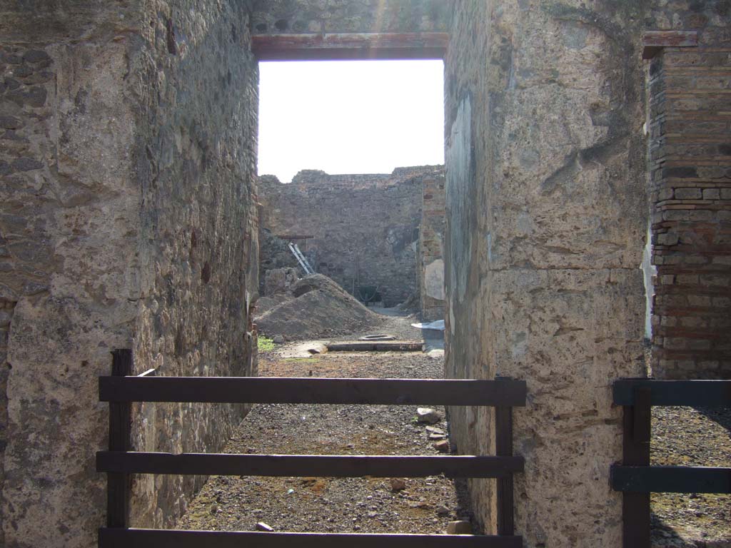 VI.13.10 Pompeii. September 2005. Looking west towards entrance doorway